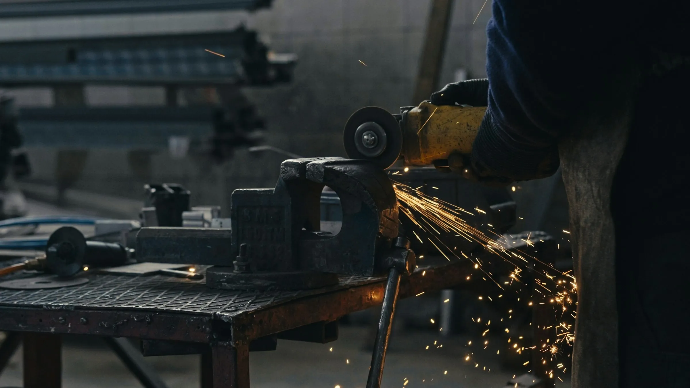Arbeit in einer Metallwerkstatt